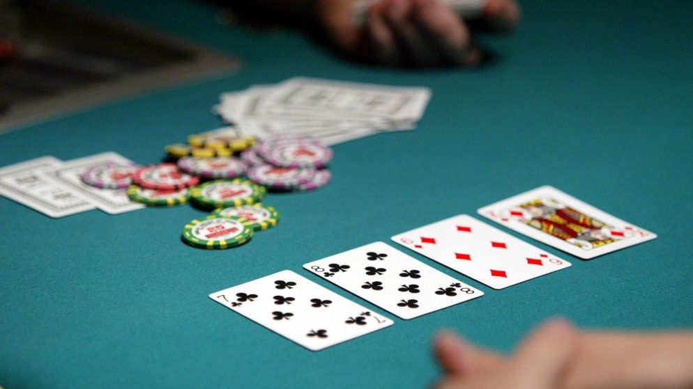 Tỉnh táo và đoán biết bài Poker tại May88 Club